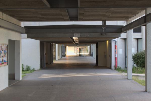 Un couloir extérieur de l'université Bordeaux Montaigne, déjà en vacances.
