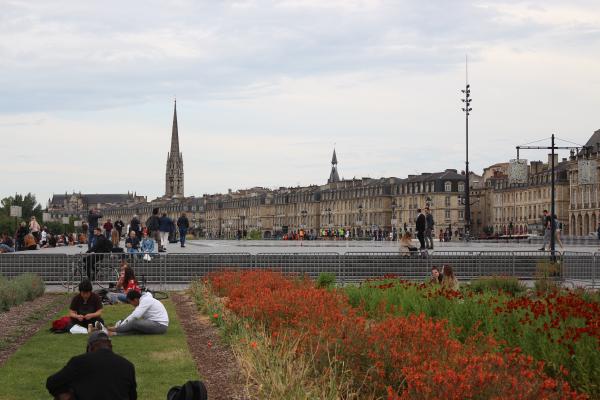 La place de la Bourse depuis les jardins des quais de Bordeaux.