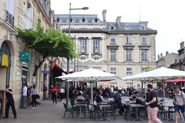La place de la Victoire de Bordeaux, remplie de jeunes au bar en ce jeudi soir.