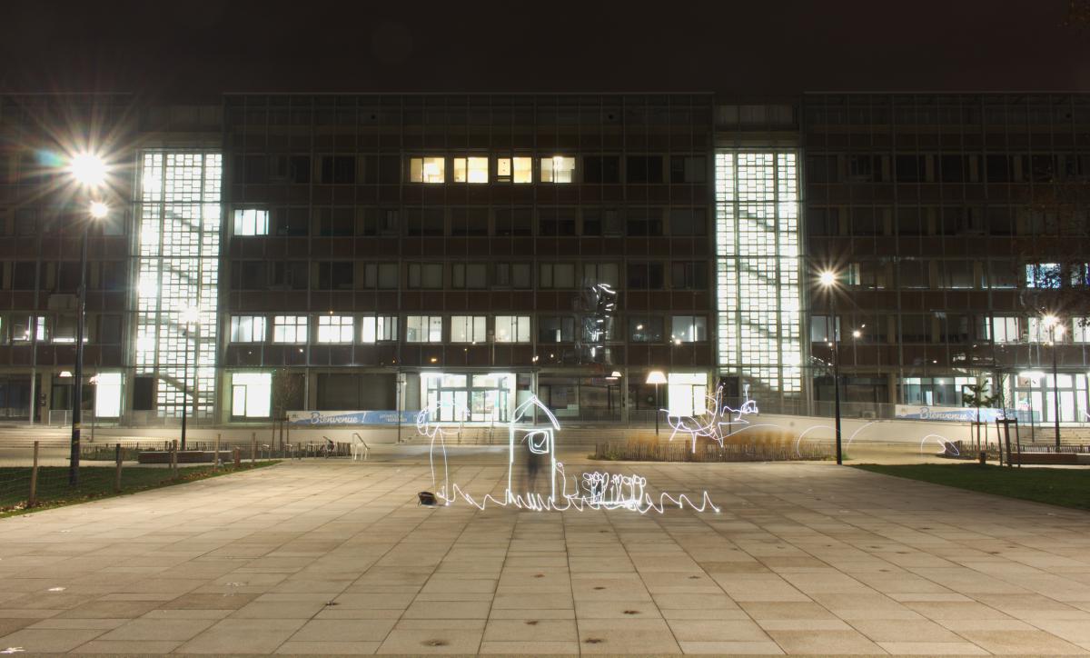 La nuit, des lumières s’agitent, à quelques semaines des vacances, et vaquent à leurs occupations, sur le campus de l’université de Bordeaux.