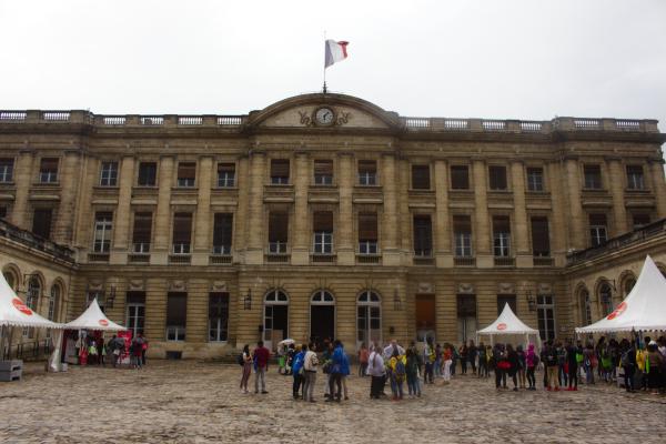La mairie de Bordeaux, à moitié remplie d'étudiants.