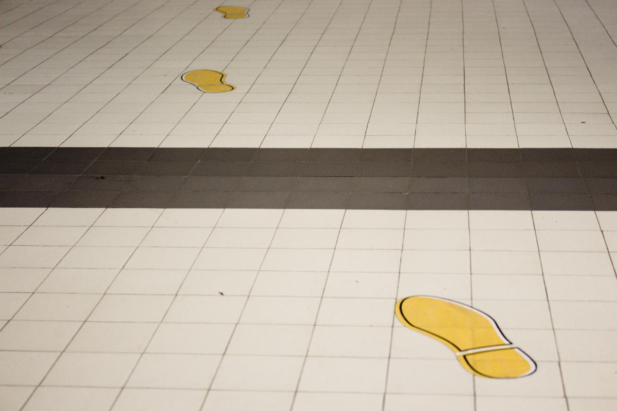 Des stickers de pas ont également été installés dans le couloir, pour amener de l’escalier… à la cafétéria. Comme s’il y avait besoin…
