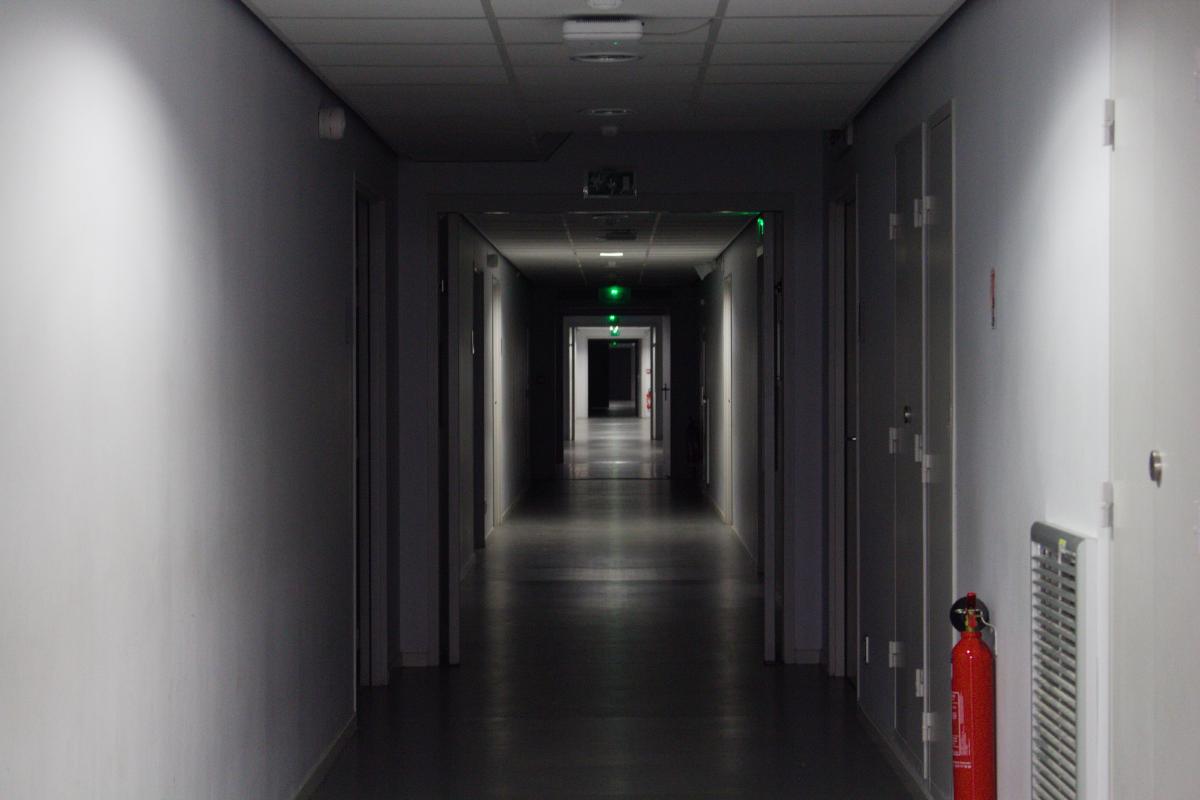 Un couloir vide de salles de TD, à l’université de Bordeaux.
