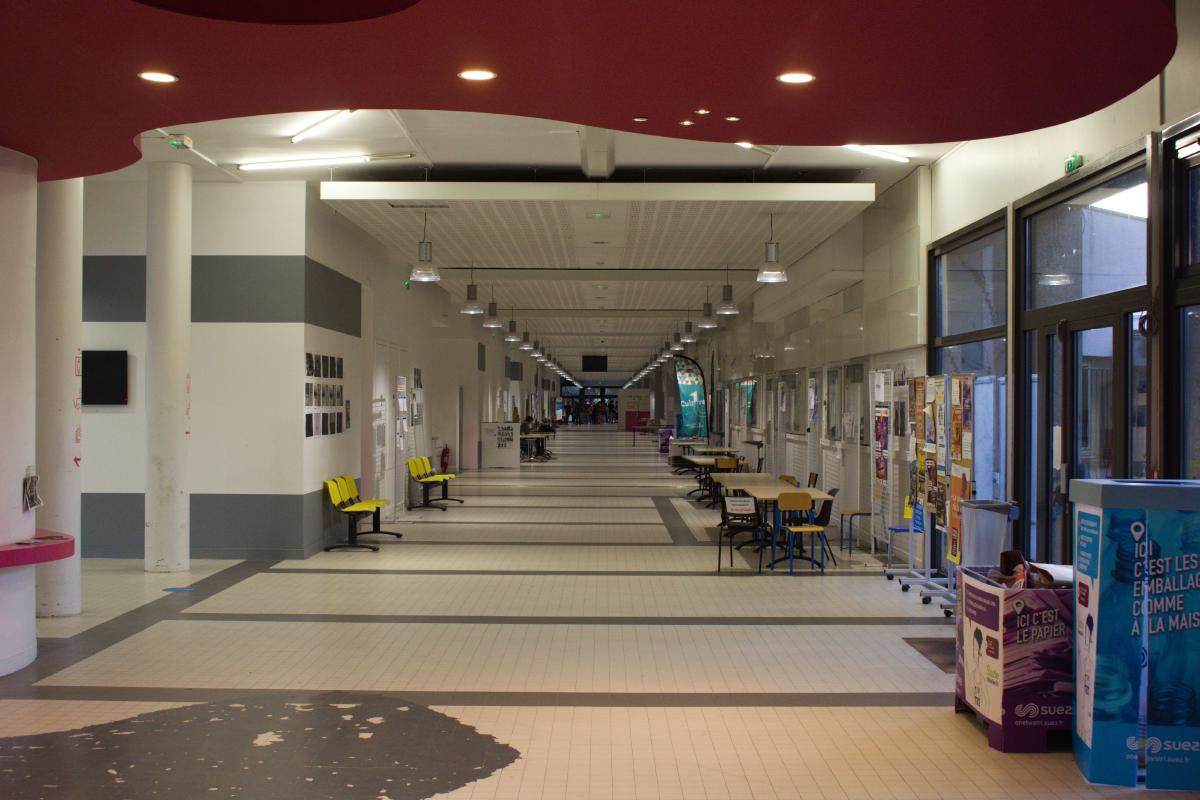 Le couloir, presque vide, du bâtiment principal du collège Sciences & Technologies de l’Université de Bordeaux.
