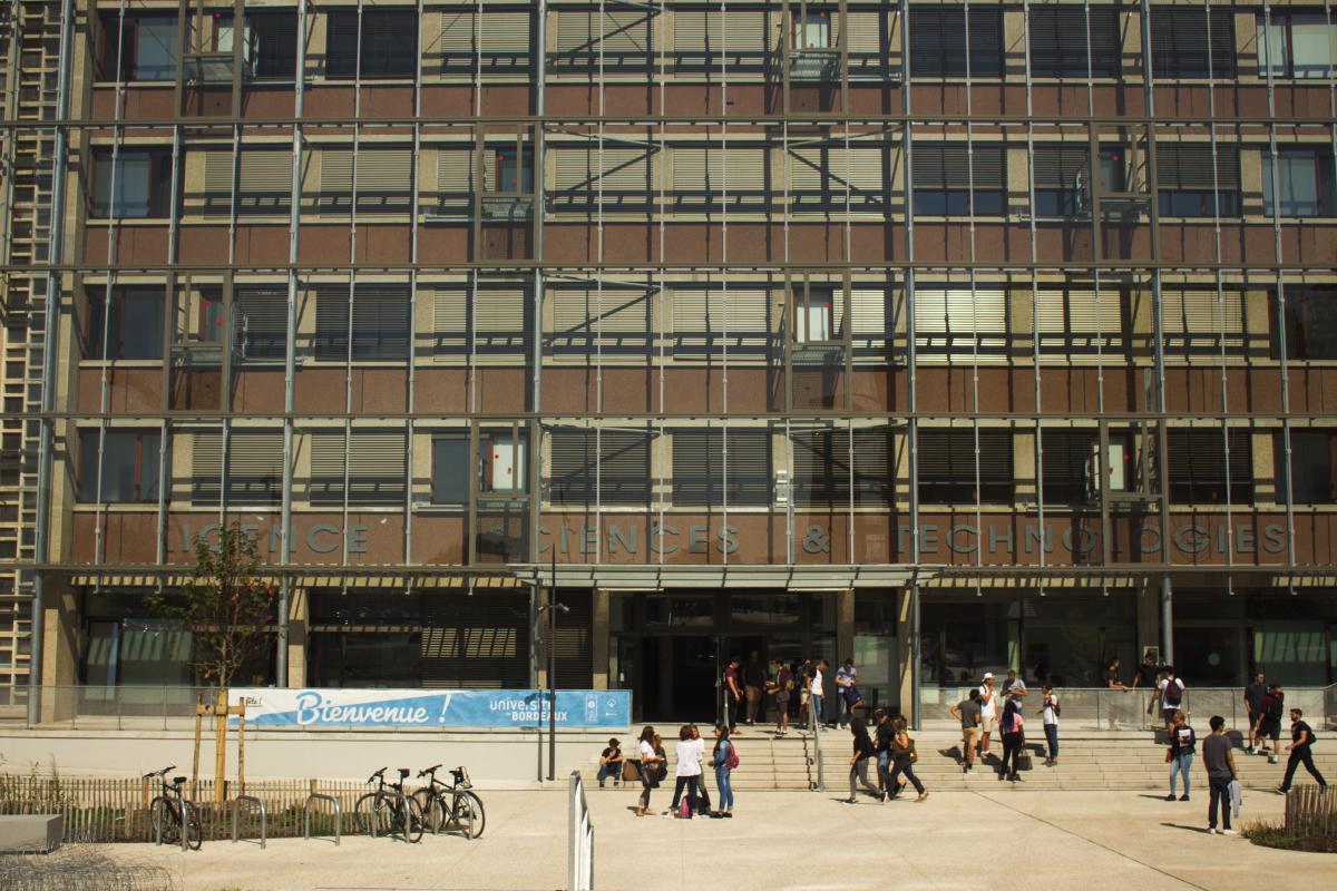 Moins gros plan de la façade du bâtiment A22 de l'université de Bordeaux.