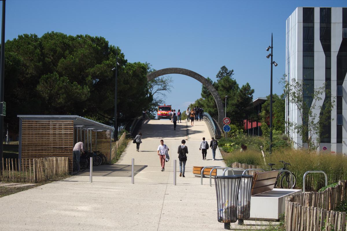 Le « pont Stargate », permettant aux étudiants (et aux secours) de passer entre les deux “rives” de la fac.