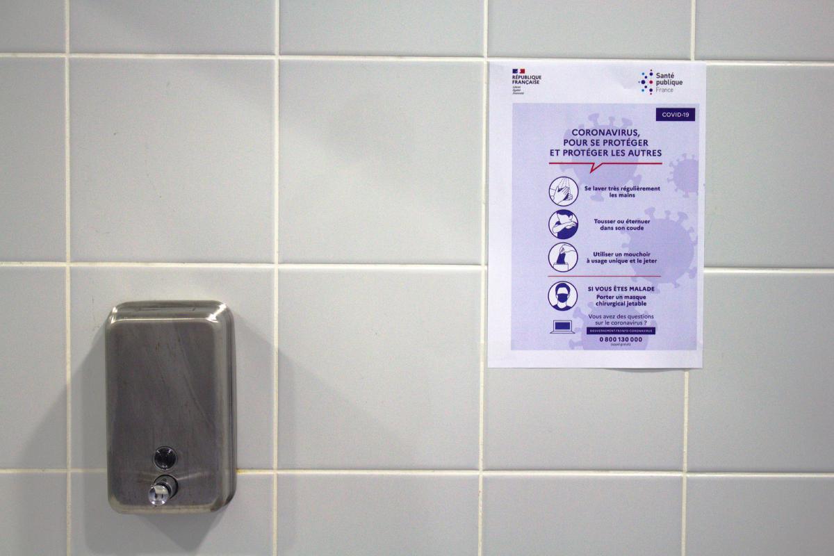 L'affiche officielle du gouvernement pour diffuser les gestes barrières contre le coronavirus, sur un mur de toilettes de l'Université.
