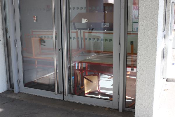 Des tables bloquent les accès à l'université Bordeaux Montaigne.