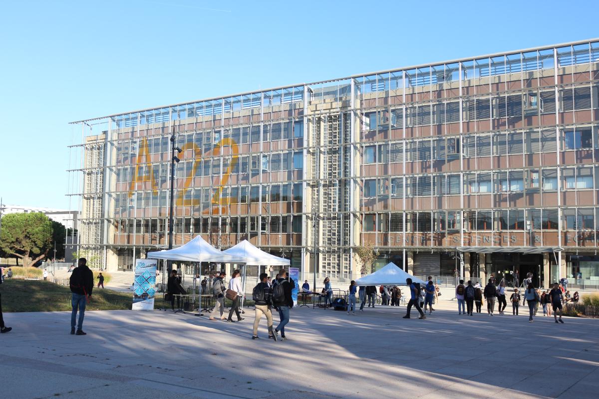 Les stands s'installent sur le parvis du bâtiment A22 de la fac de Bordeaux.