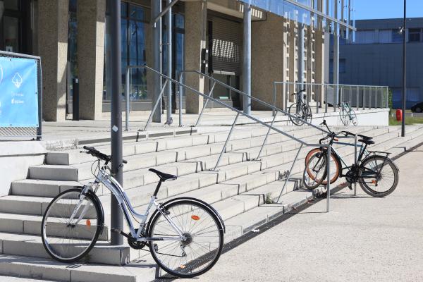 Des vélos attachés sur les grilles de l'entrée de l'université de Bordeaux, à Talence (Gironde).