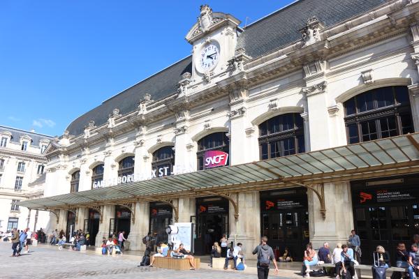 La façade et la marquise de la gare Saint-Jean.