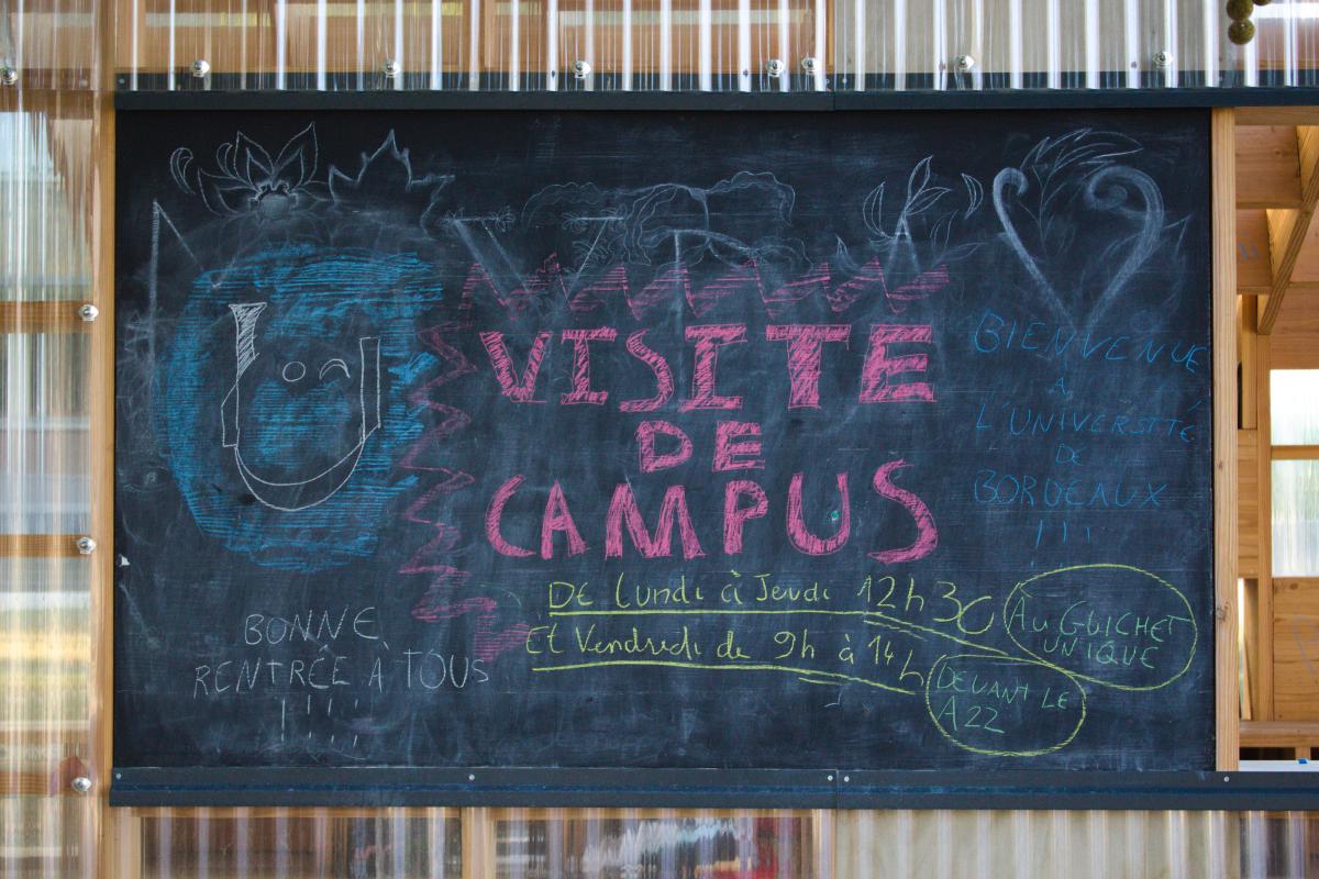 Une publicité pour les visites de rentrée, devant La Cabane de l'Université de Bordeaux.