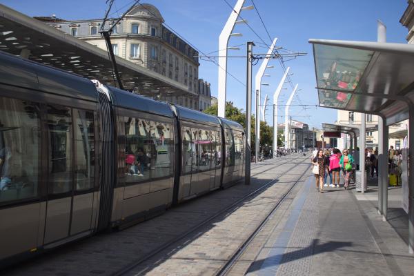 Le tramway de Bordeaux, ici devant la gare Saint-Jean.