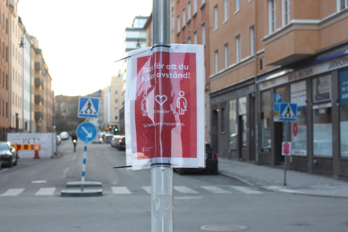 À Stockholm [en avril 2021], des affiches placardées sur tous les panneaux de signalisation, rappelant de respecter ses distances. Seule mesure contre le coronavirus en Suède.