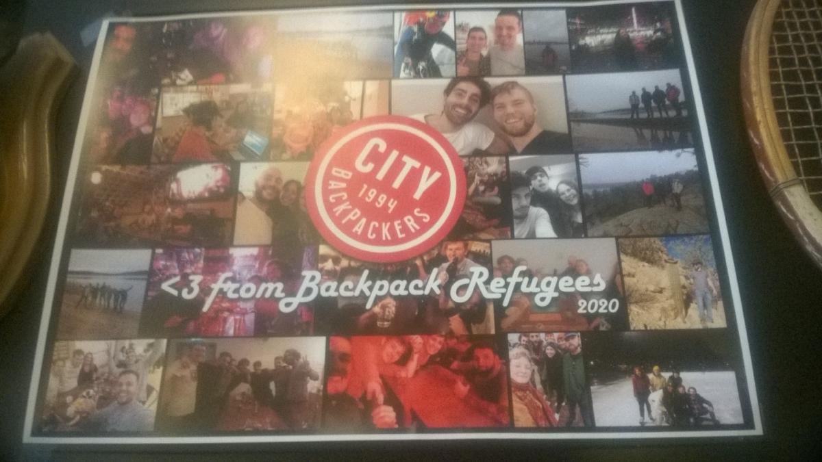 Une affiche dans le hall de réception : cœur sur nos réfugiés 2020.