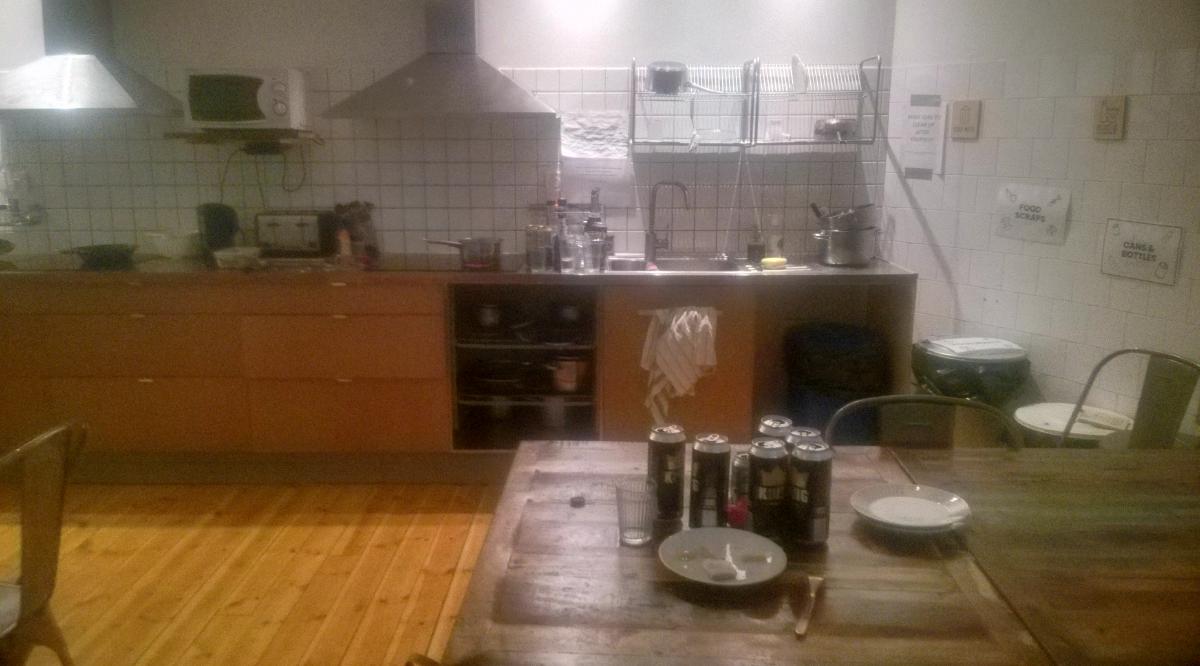 La cuisine de l'auberge, des bières laissées sur la table après la soirée de la veille.