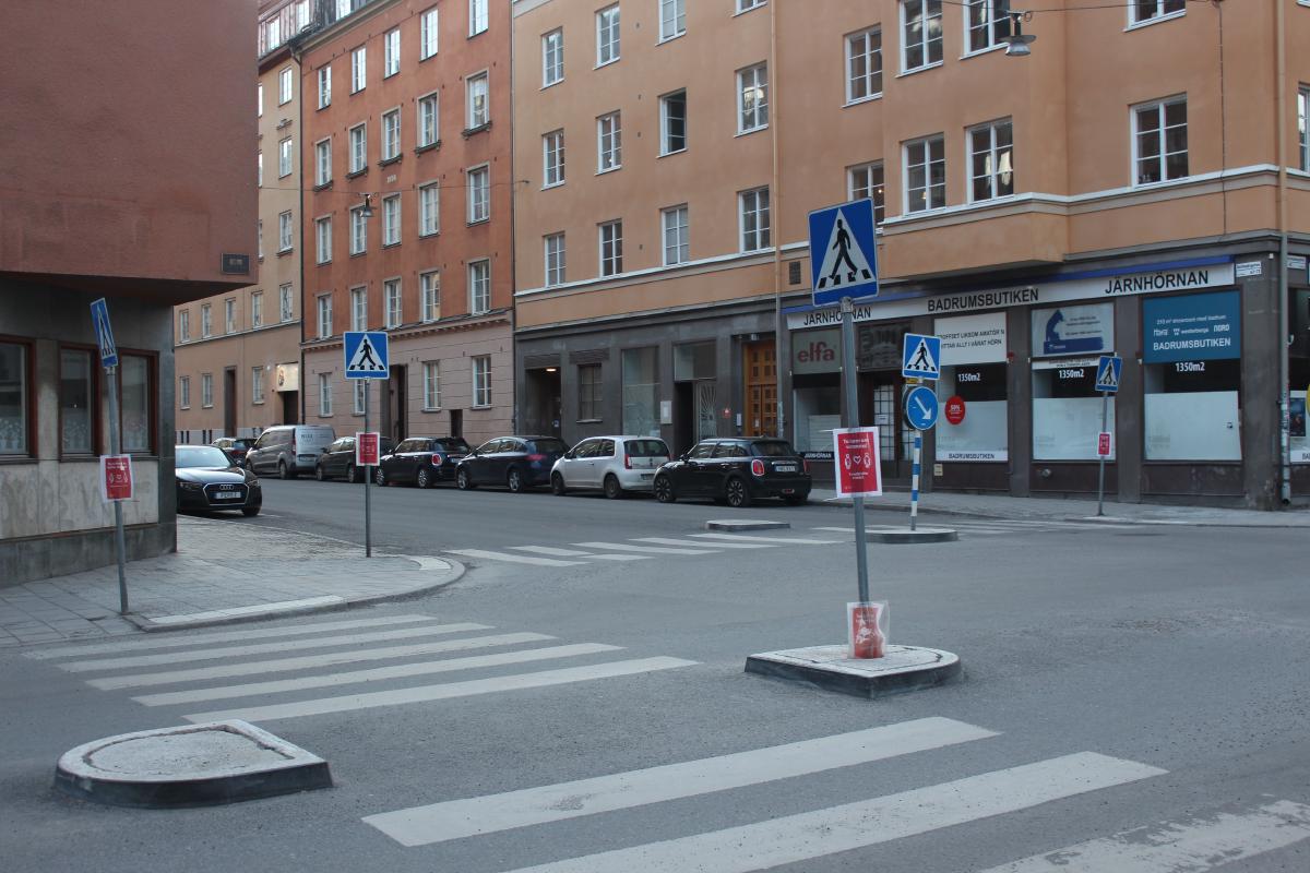 À Stockholm, les services municipaux ont accroché des panneaux 'Håll avstand', gardez vos distances, sur tous, TOUS les panneaux de signalisation de la ville. Méthode suédoise contre le coronavirus…