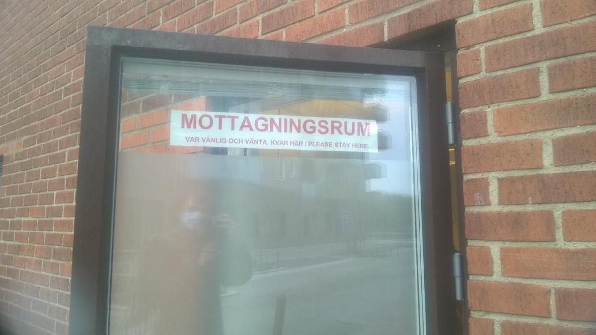 Une porte avec une inscription Mottagningsrum, alias salle de réception.
