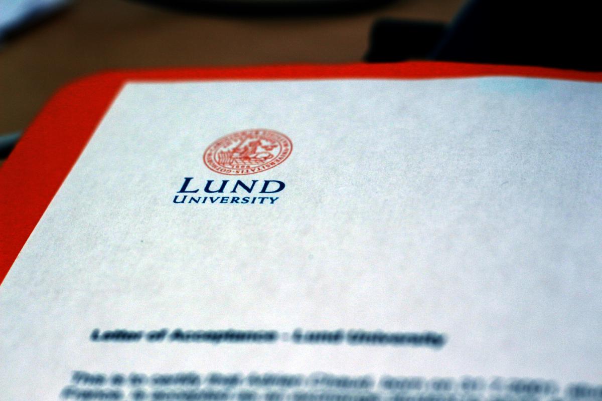 Lettre d'acceptation de l'université de Lund. Un flou de mise au point empêche de voir autre chose que le logo de l'université.