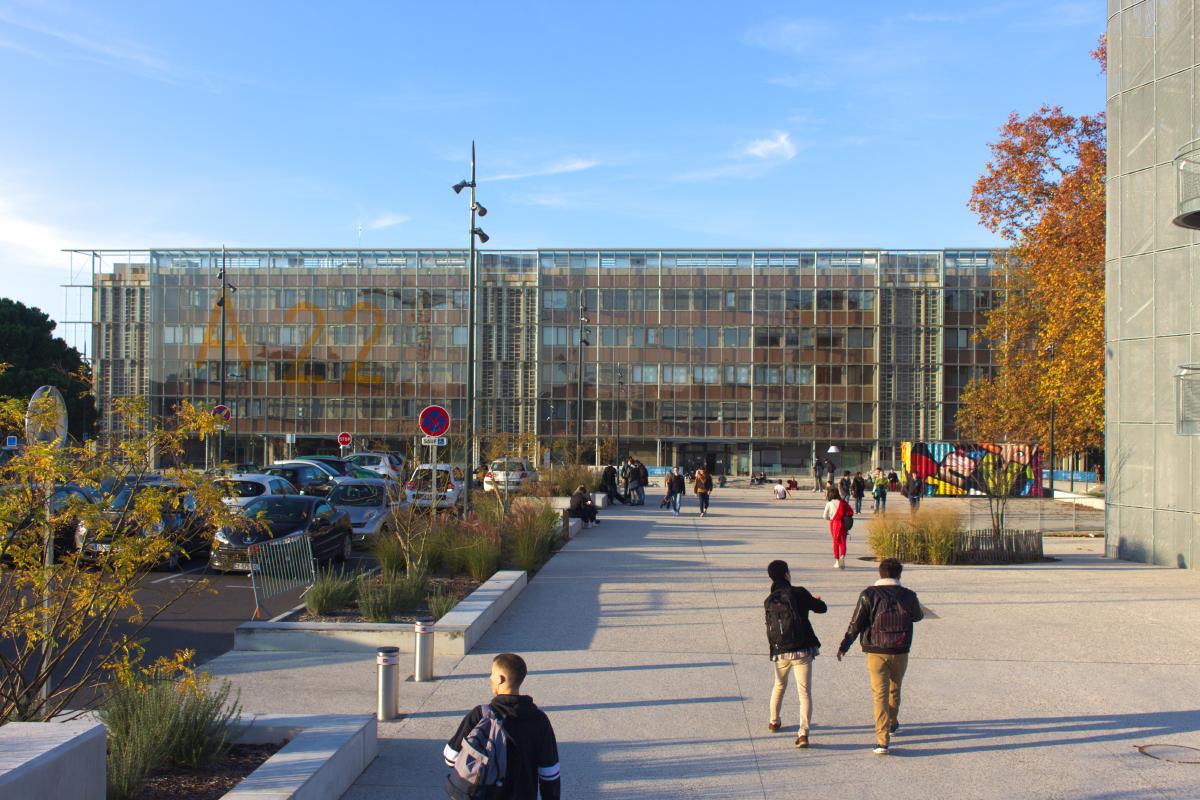L'esplanade du bâtiment A22 de l'Université de Bordeaux, à l'automne dernier.