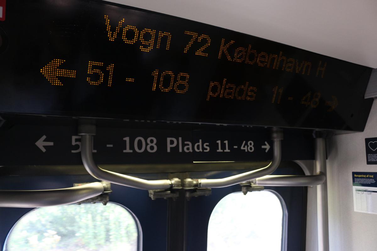 Un train danois affichant Vogn 72 København H
