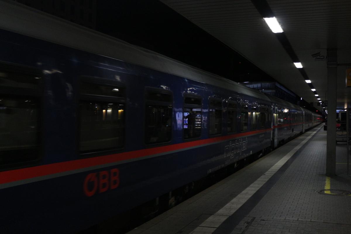 Le train de nuit Nighjet OBB de Zurich à Hambourg arrive en gare de Mannheim, peu avant minuit.