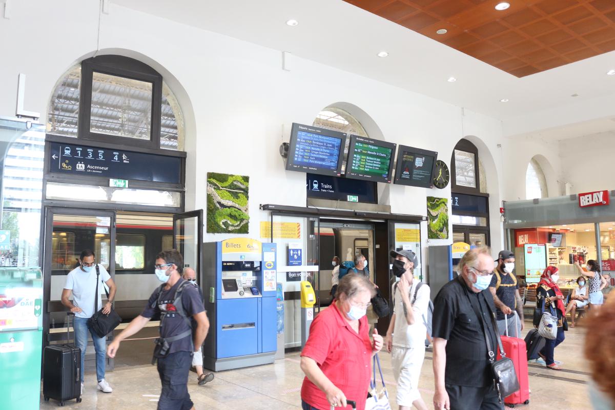 De nombreuses personnes attendent dans le hall de la gare SNCF d'Agen, Lot-et-Garonne.