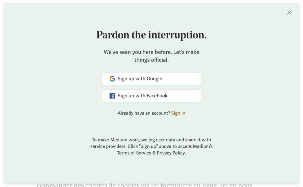 Capture d'écran du site Medium, avec un pop-up demandant de s'inscrire pour lire la suite du contenu (avec une croix pour fermer la page)