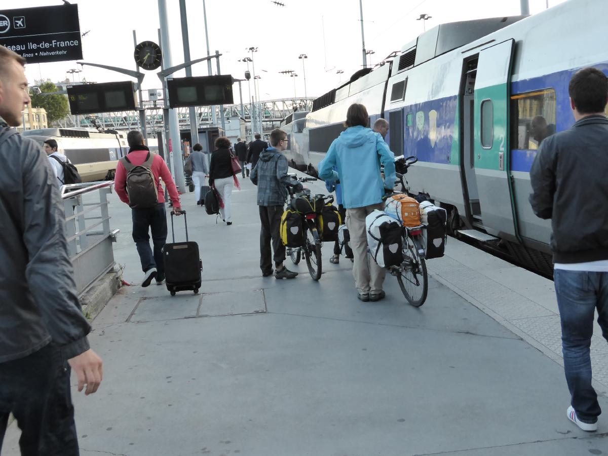 Cyclistes dans la gare du Nord à Paris montant dans un TGV